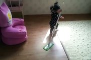 Cette petite Coréenne aide sa maman à faire le ménage...Enfin presque