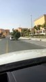 L'homme qui courait derriere sa voiture en portant un arbre.. Vu à Dubaï