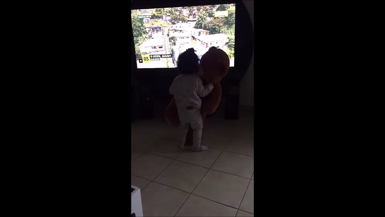 Ce bébé danse le zouk avec son ours en peluche.. Déhanché adorable