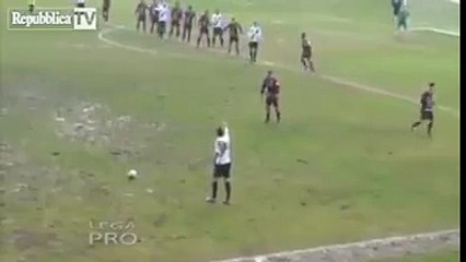 Il marque en taclant de son propre camp