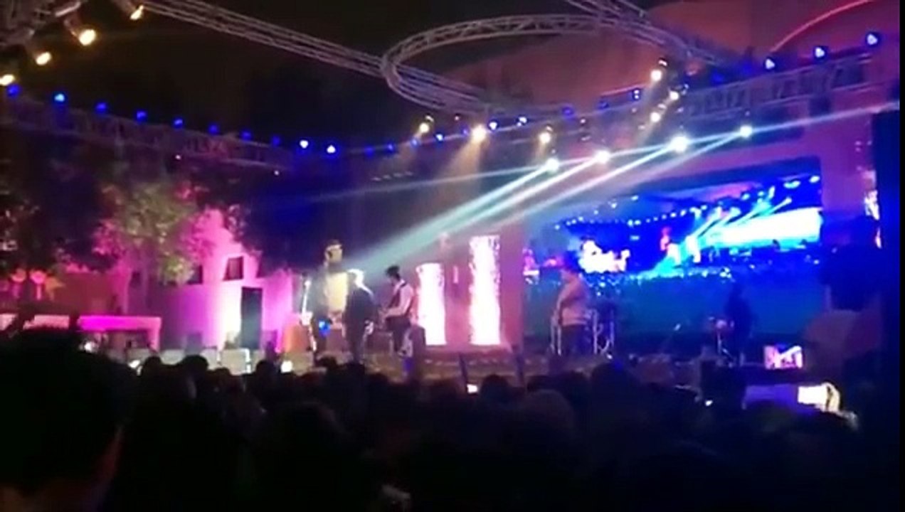 Atif Aslam Giving Tribute To Junaid Jamshed in a Live Concert