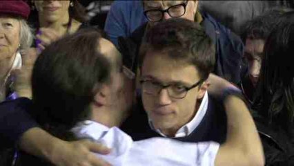 El público de Vistalegre aclama el abrazo de Iglesias y Errejón al grito de "unidad" y "sí se puede"