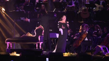 Una emocionada Isabel Pantoja vuelve a los escenarios