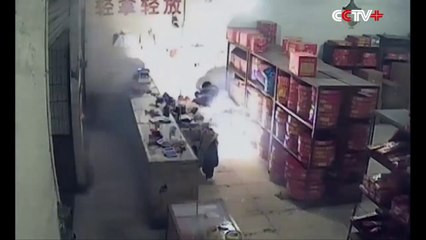 Il met le feu a une boutique de feu d'artifices