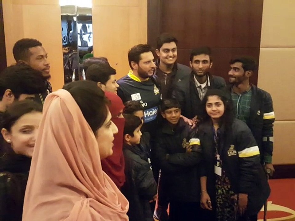 Shahid Afridi meets Shaukat Khanum Cancer Hospital patients during PSL 2017