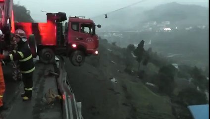 Rescatan a familia de un camión suspendido a 40 metros de altura