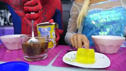 Замороженные Эльза и человек-паук Разбейте? Паучок Поцелуи Maleficent ж / Bad Паук Ребенок и доктор