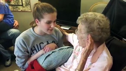 Mujer canta himno cristiano y anciana con Alzheimer recupera memoria