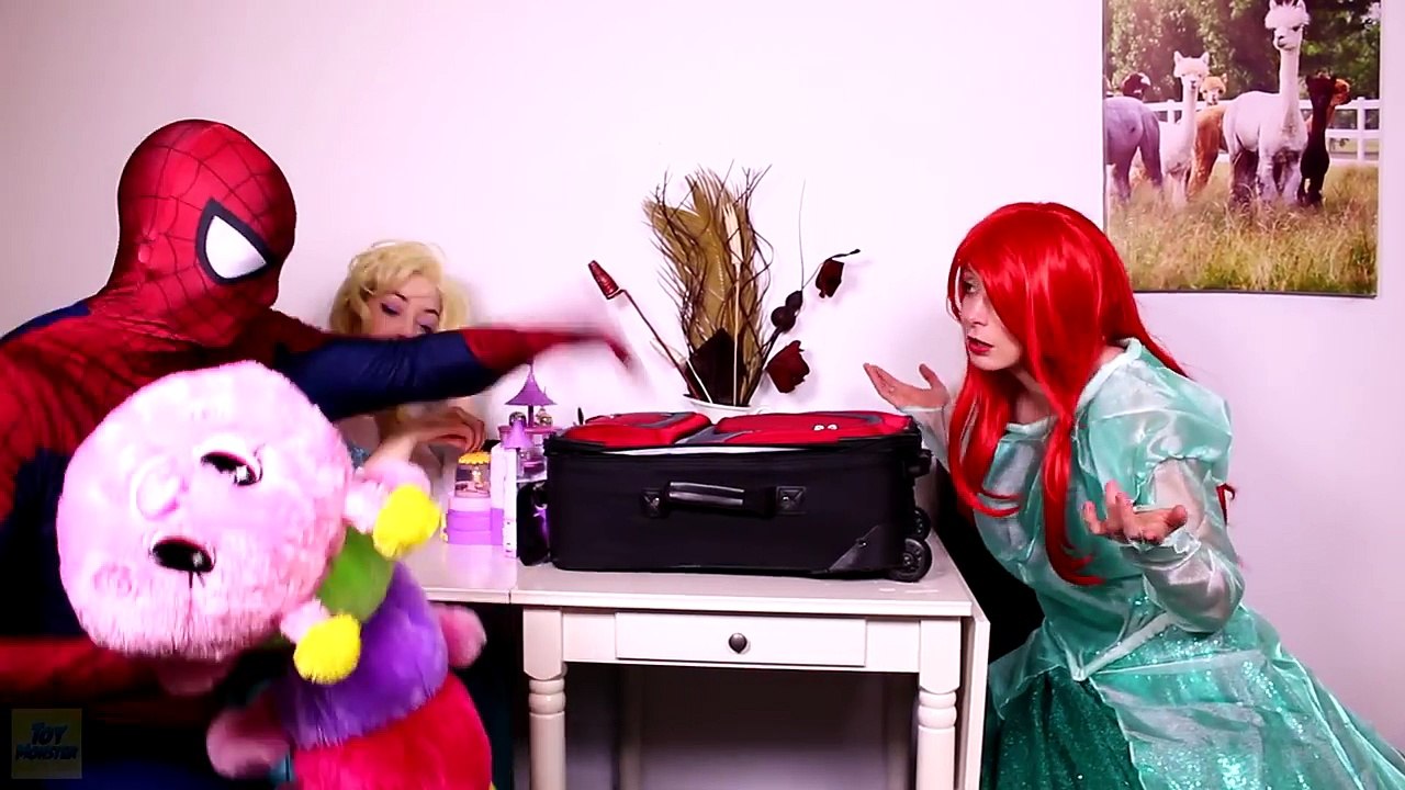 Pink Spidergirl Becomes a Mermaid! w/ Spiderman, Frozen Elsa & Joker! Superhero Fun in Rea