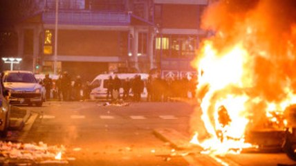 Paris'te Polisin Copla Tecavüzünü Protesto Edenler Karakolu Yaktı