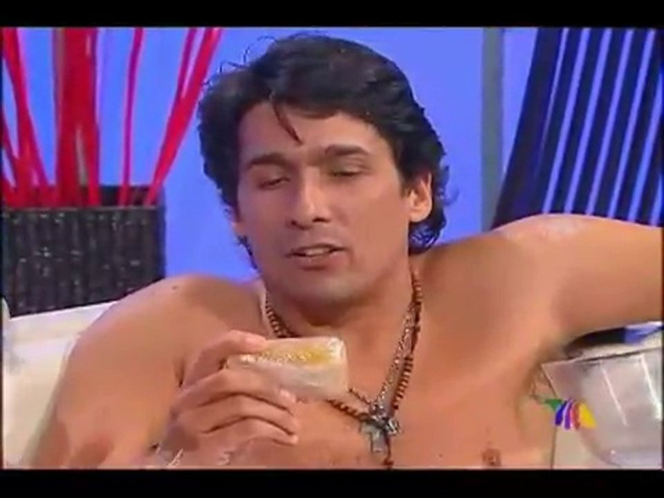 Niurka tienta en la tina a Rafael Araneda