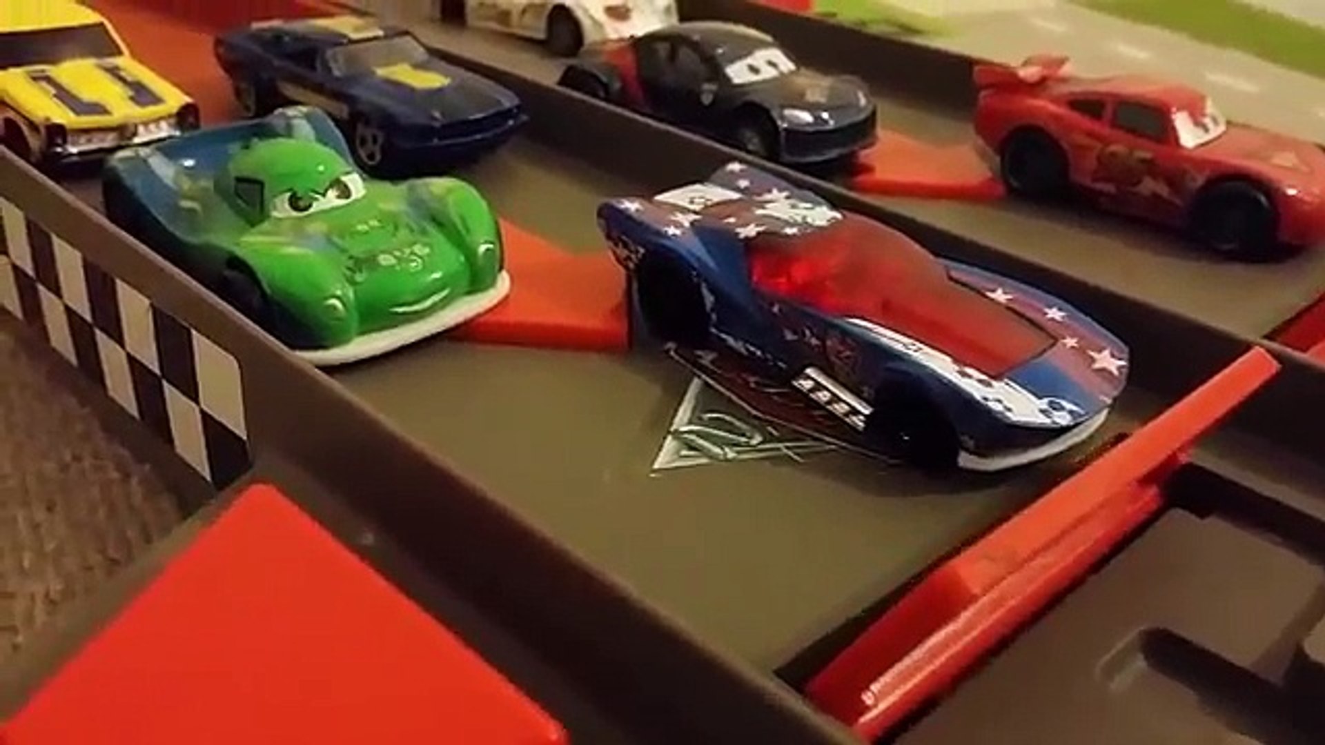 Hot Wheels vs Disney Cars Racing CARS Lightning McQueen CARS 2