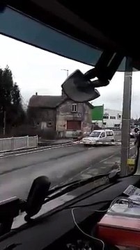 Pendant ce temps-là en France à un passage à niveau