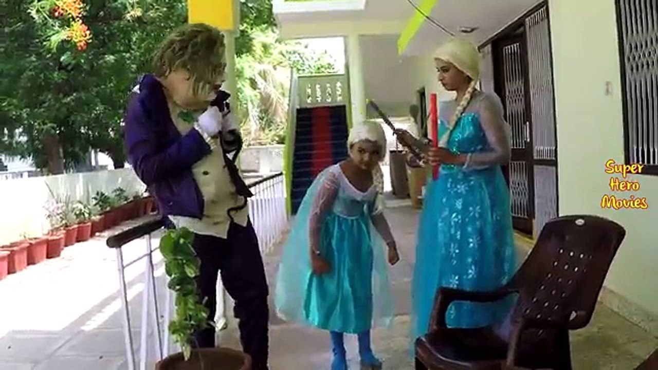 Замороженные Эльза выдувания пузыря | Joker Fun Snake Prank Повороты Замороженный Эльза Маленькая девочка в реальной жизни