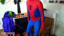 SPIDERMAN vs TREN de Spiderman acaba de perder el tren de la Diversión Película de Superhéroes en la Vida Real SHMI