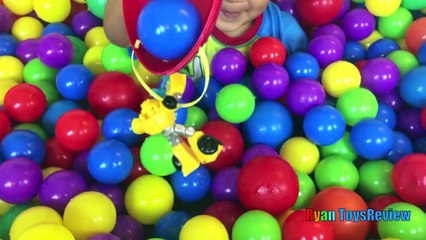 GLOBO POP SORPRESA JUGUETES RETO bola gigante hoyo en la Enorme piscina del Huevo Kinder de Disney, Coches de Juguete