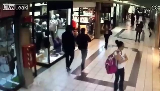 84-летний пенсионер одним ударом остановил грабителя ювелирного магазина