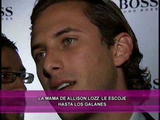 La mamá de Allison Lozz le escoge a los galanes