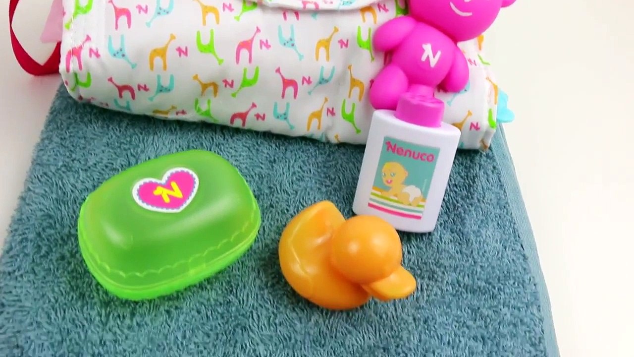 Куклы Пупсик кушает, какает Беби Элайв на русском, меняем подгузник. Игрушки для девочек.