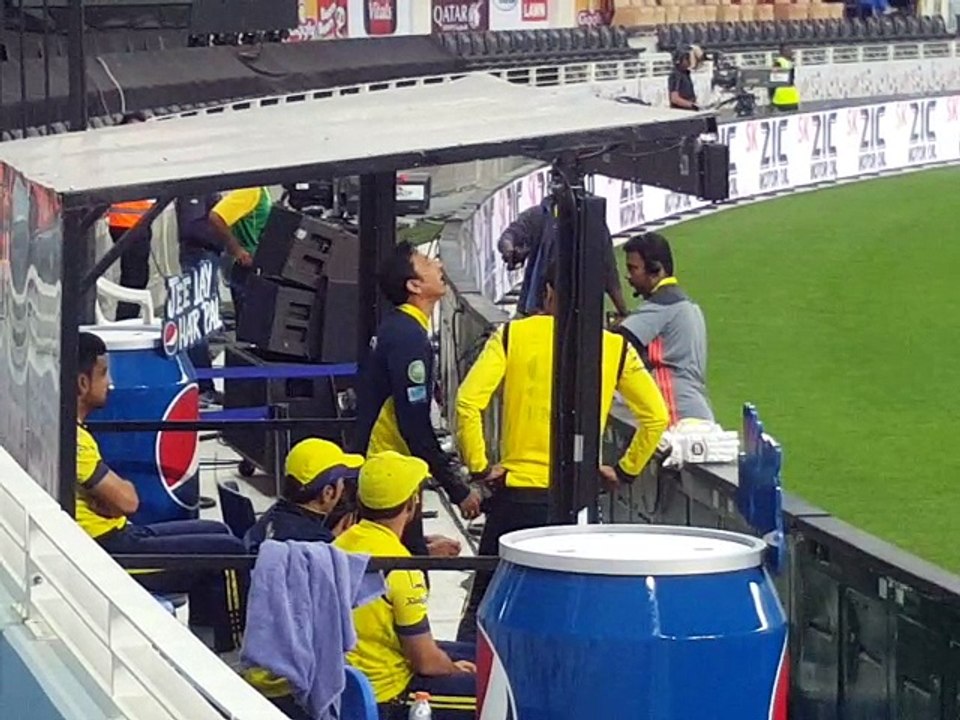 Younis Khan gives tips to Peshawar Zalmi batsmen