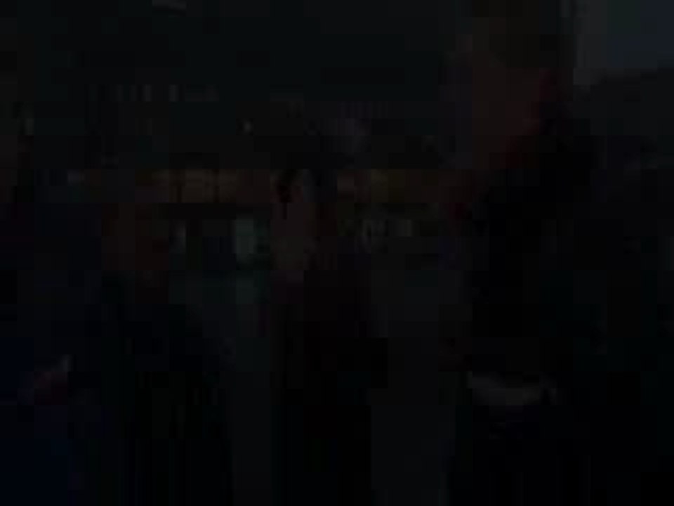 Ari häröilee jonossa
