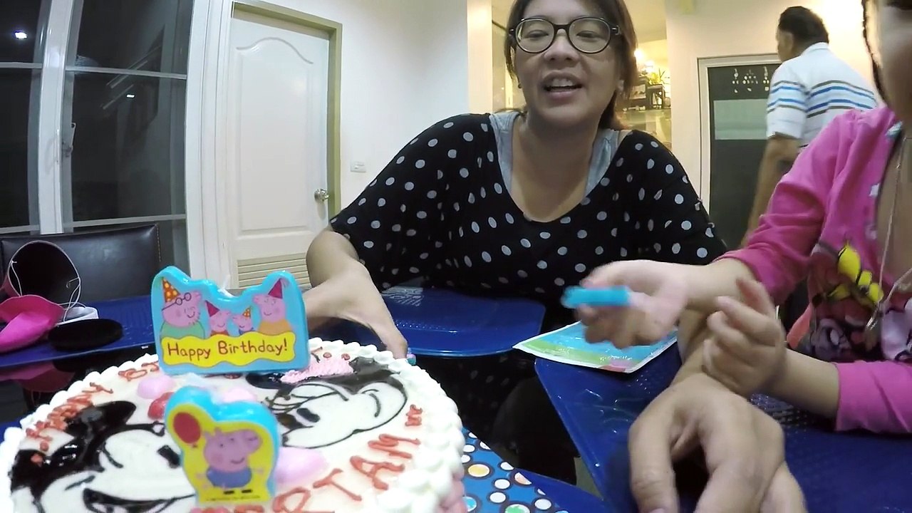 เฌอแตมเป่าเค้ก เปิดของขวัญวันเกิด จะได้อะไรน๊าาา _ แม่ปูเป้ เฌอแตม Tam Story-r3kQHw40XqI