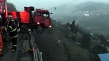 Une famille se retrouve coincée dans un camion suspendu dans le vide...
