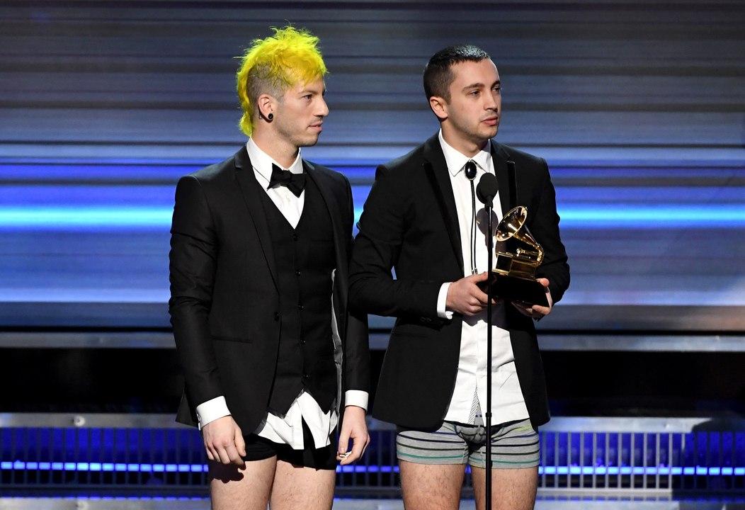 Grammys 2017 - Twenty One Pilots accepts their Grammy award in their underwear