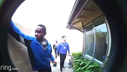 Cet employé de sécurité vole une caméra de porte d'entrée