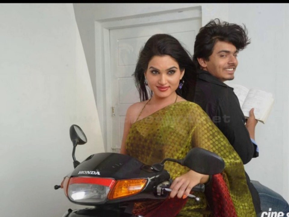 kavya singh hot showing