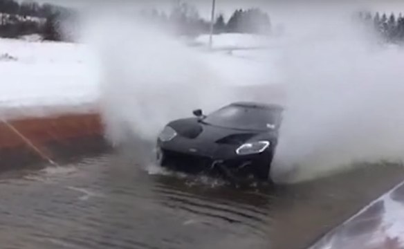 VÍDEO: Mira cómo el Ford GT abre las aguas... ¡espectacular!