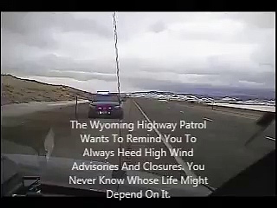 Ce camion écrase une voiture de police à cause... d'un coup de vent