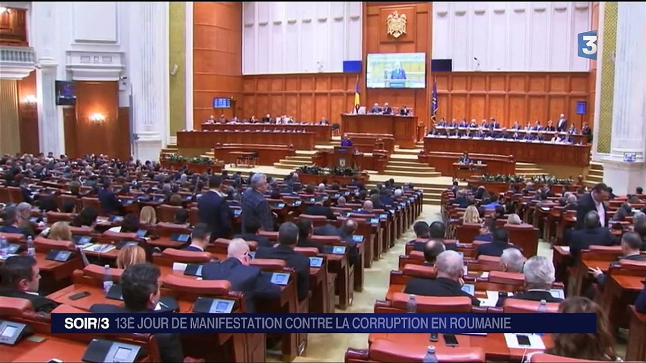 Roumanie : des milliers de manifestants forment un drapeau roumain pour protester contre la corruption