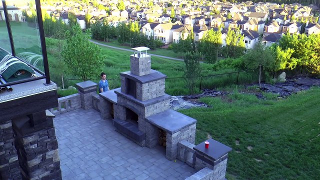 Il parvient à marquer des paniers en lançant les balles depuis le balcon