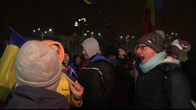Thousands of Romanian protesters return to streets