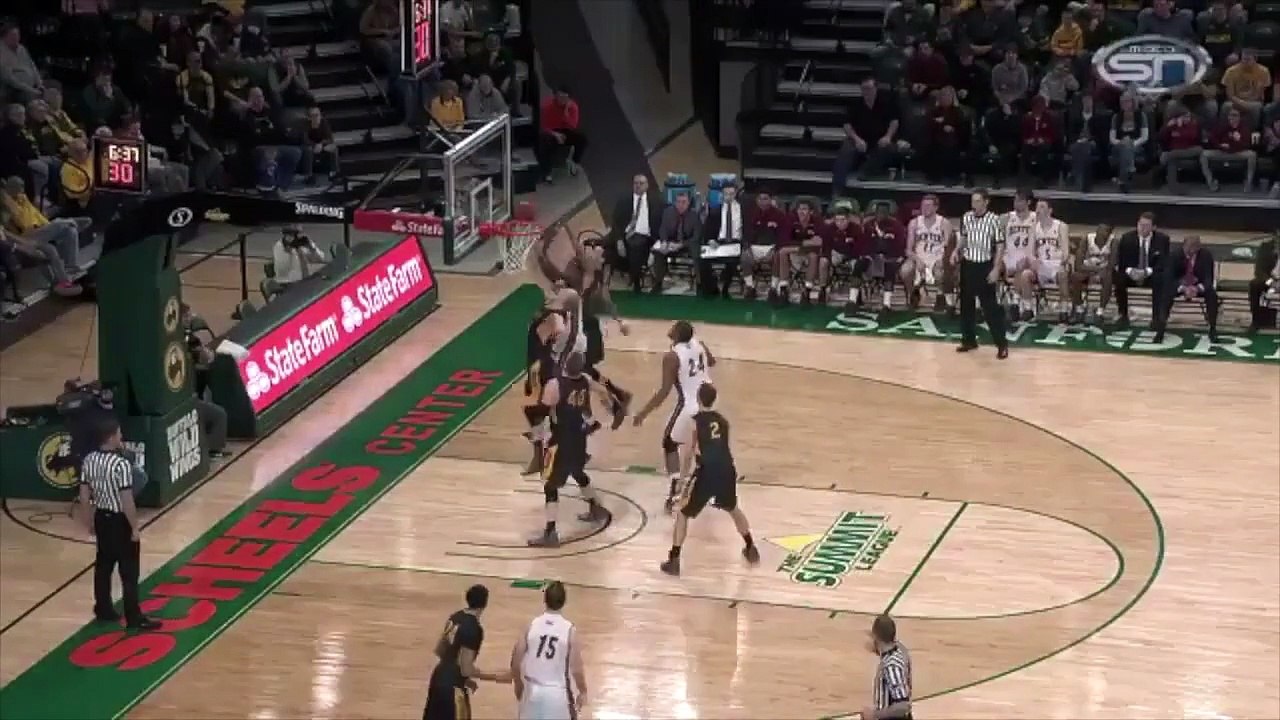 Marquer un panier à 3 points... contre son camp !