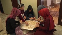 Suriyeli Sığınmacılara Yardım Için Mantı Yapıyorlar