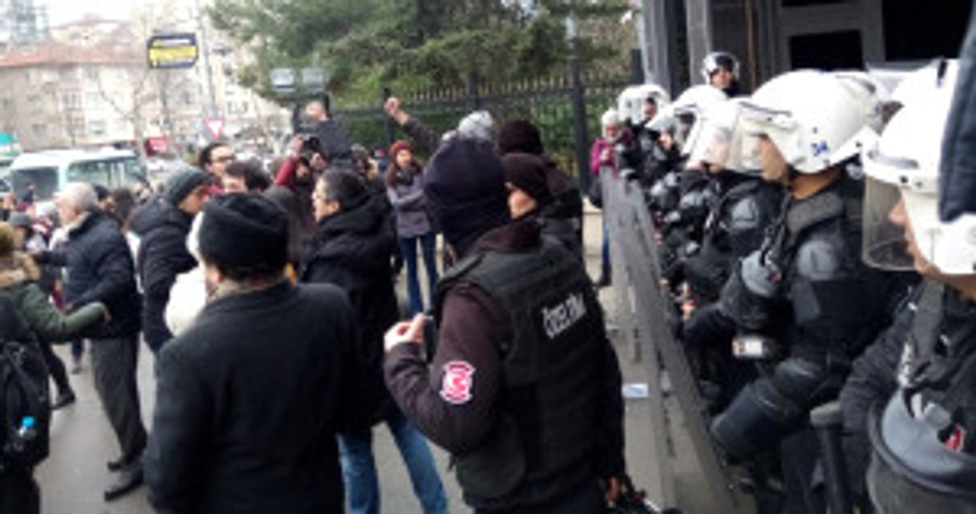 Marmara Üniversitesi'nde Gerginlik! Karşıt Görüşlü Öğrenciler Arasında Arbede Çıktı