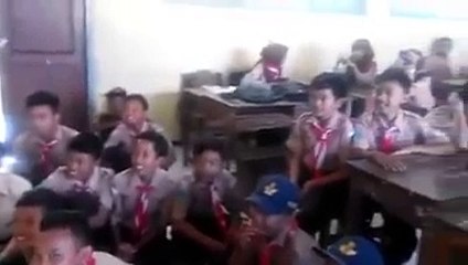 Anak sd nyanyi indonesia raya - lucu ngakak abis