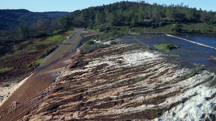 Lake Oroville Auxiliary Spillway, February 11th 4PM - YouTube