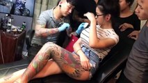 Le sein d'une femme explose faisant très peur au tatoueur