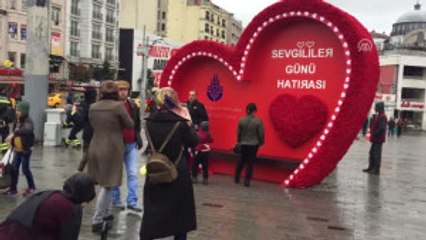 Taksim Meydanı'na "Sevgililer Günü" Platformu
