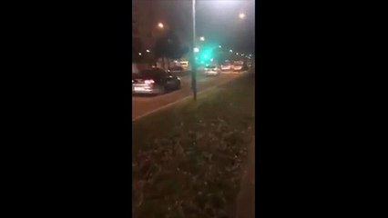 En Île-de-France ce policier menace un jeune au flashball, car il le filme avec son téléphone