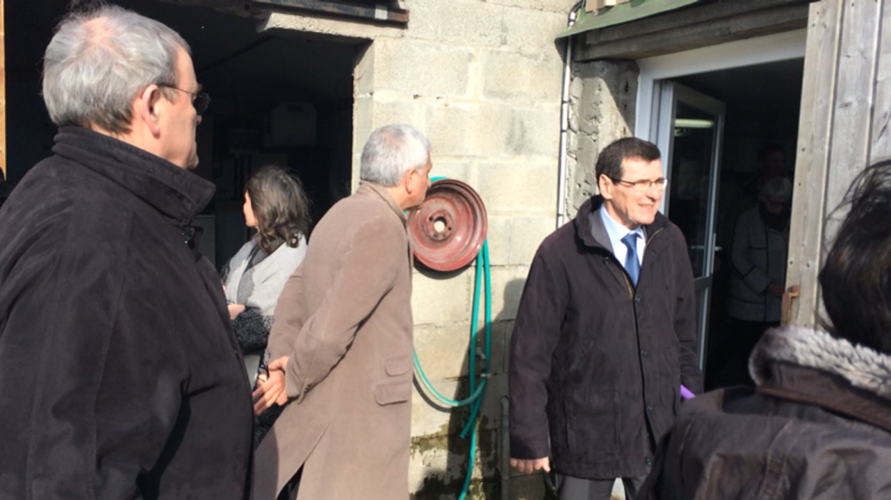 Hervé Morin en visite au Gaec d'Antain à Saint...