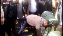 بالفيديو..وزير الإسكان يوقف موكبه لنقل مواطن أصيب فى انقلاب سيارة على طريق السادات