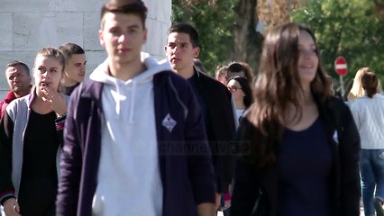 Ndërhyrjet në fytyrë, alarmi i specialisteve: Vajzat rrezikojnë nga verbimi tek paraliza