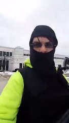 Ces deux illuminés entrent armés et cagoulés dans un commissariat