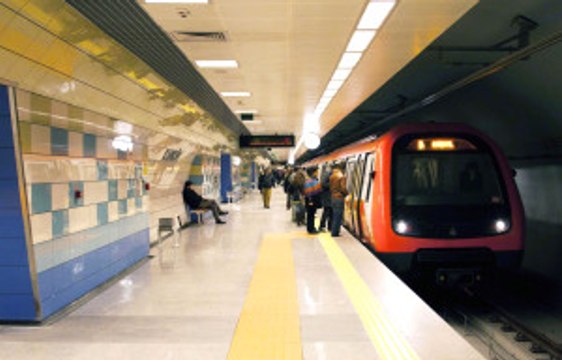 Kartal Metro İstasyonunda Engelli Bir Kişi Kendini Raylara Bıraktı