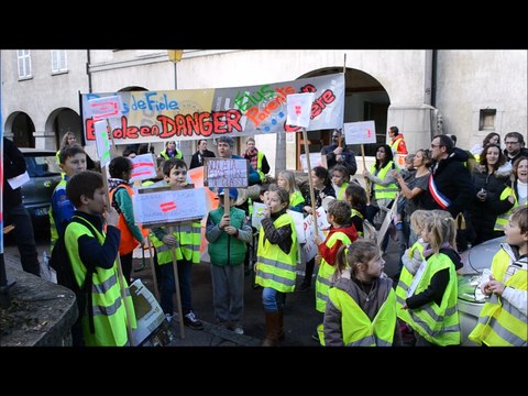 Jura : Les enfants de l’école de Poids-de-Fiole donnent de la voix devant la préfecture