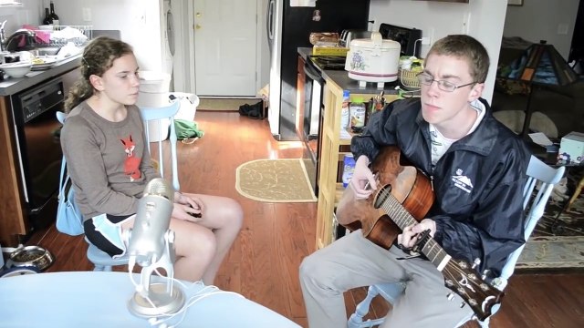 Leur mère leur donne la chance de chanter pour la première fois devant la caméra. Frissons garantis !